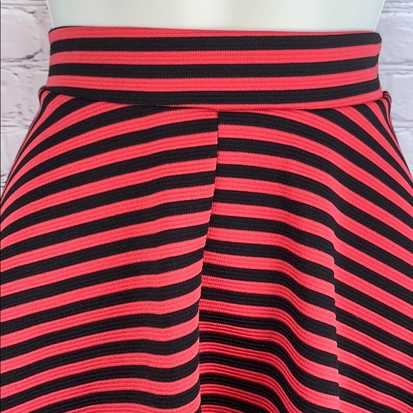 2 pieces: Red & Black Stripe Circle Skirt Small & pleather red stud clutch purse - Picture 3 of 11